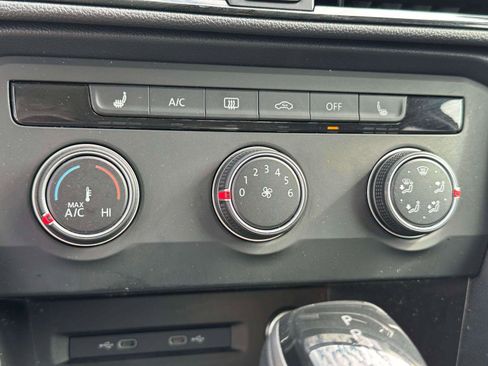 Certified 2022 Volkswagen Taos SE w/ Panoramic Sunroof Package image 26