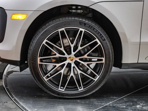 Used 2025 Porsche Macan image 10