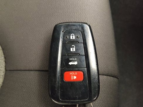 Used 2018 Toyota Camry LE image 32