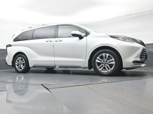 Certified 2023 Toyota Sienna Limited image 41