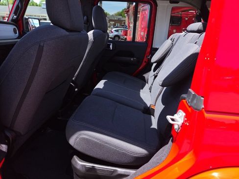 Certified 2025 Jeep Wrangler Unlimited Sahara w/ Safety Group AWD/4WD image 24