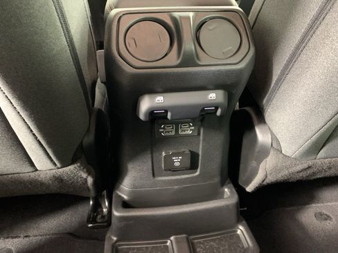 Used 2025 Jeep Wrangler Unlimited Sahara AWD/4WD image 33