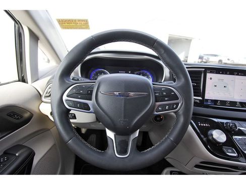 Used 2023 Chrysler Pacifica Touring-L image 9