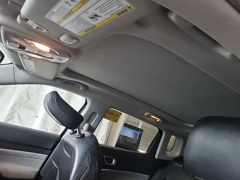 Used 2022 Jeep Compass Latitude w/ Sun and Sound Group AWD/4WD image 10