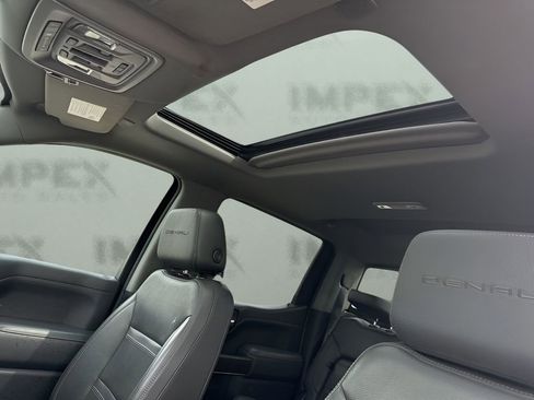 Used 2022 GMC Sierra 1500 Denali w/ Denali Premium Package AWD/4WD image 10