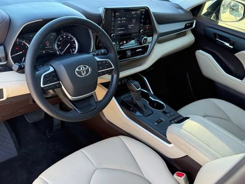 Used 2022 Toyota Highlander XLE FWD image 10