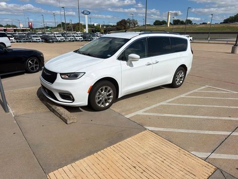 Used 2021 Chrysler Pacifica Touring-L w/ Uconnect Theater Family Group AWD/4WD image 1
