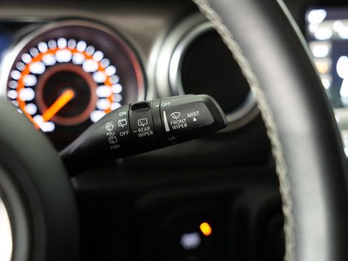 Used 2019 Jeep Wrangler Unlimited Sahara w/ Uconnect 4C Nav & Sound Group AWD/4WD image 13