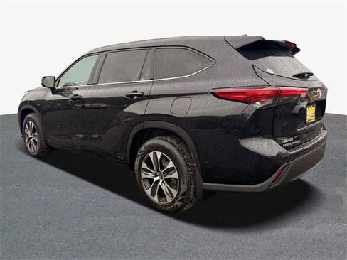 Used 2021 Toyota Highlander XLE image 2