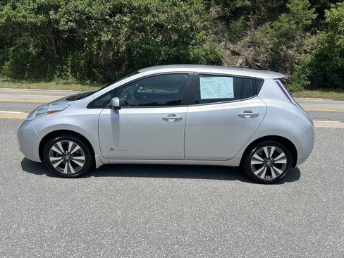 Used 2016 Nissan Leaf SV w/ Premium Package FWD image 3