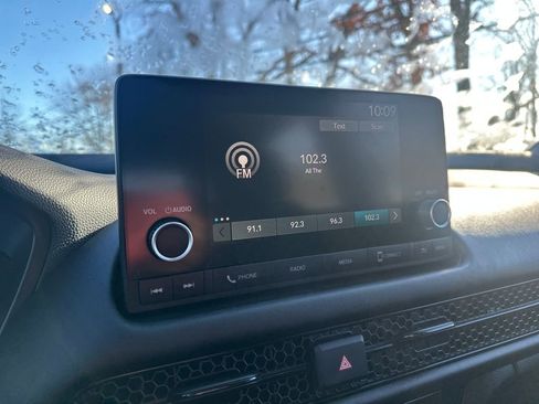 Used 2023 Honda HR-V LX image 9