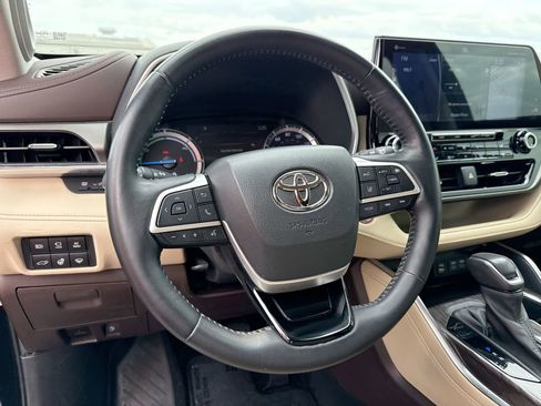 Used 2022 Toyota Highlander Limited image 11