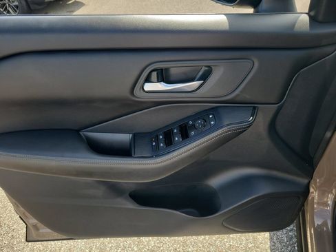 Used 2024 Nissan Rogue SV FWD image 13