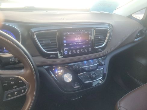 Used 2017 Chrysler Pacifica Limited w/ UConnect Theater Package FWD image 9