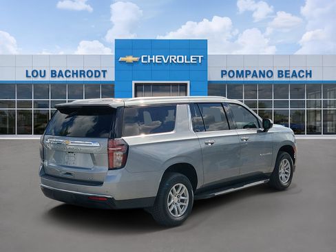 Used 2024 Chevrolet Suburban LT RWD image 3