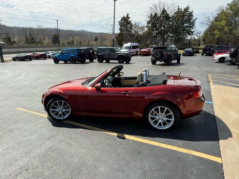 Used 2009 MAZDA MX-5 Miata Grand Touring w/ Premium Pkg RWD image 39