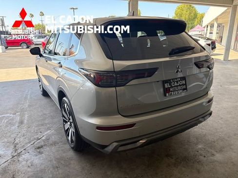 Used 2025 Mitsubishi Outlander SE FWD image 6