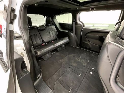 Used 2025 Chrysler Pacifica Limited FWD image 19