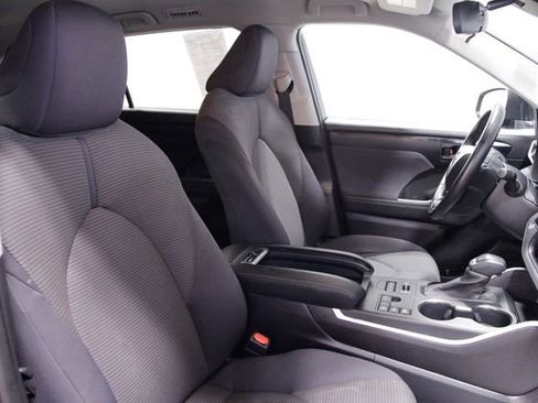 Used 2024 Toyota Highlander LE image 12