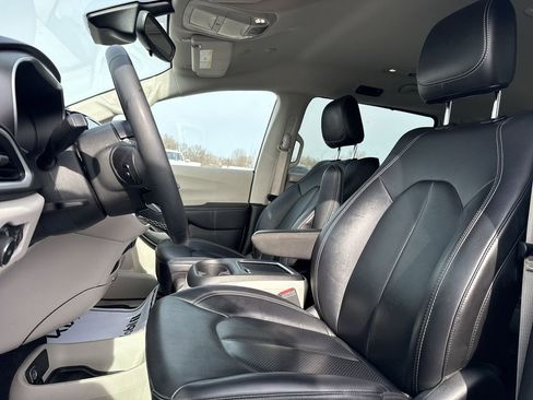 Used 2024 Chrysler Pacifica Touring-L image 13