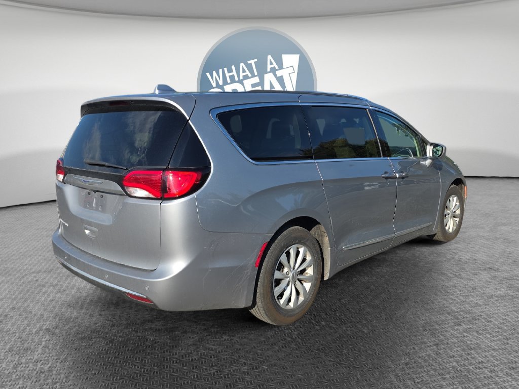 Used 2019 Chrysler Pacifica Touring-L FWD image 3