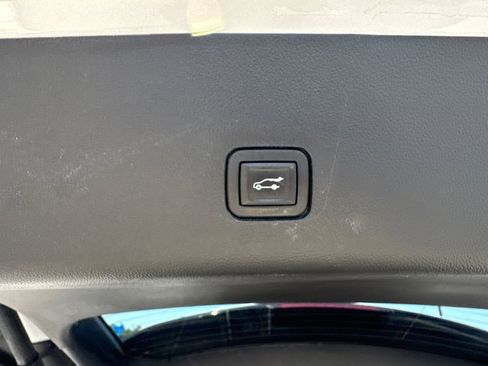 Used 2020 Chevrolet Traverse LT FWD image 20