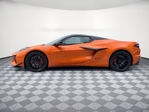 Used 2023 Chevrolet Corvette Z06 w/ Z07 Performance Package RWD image 2