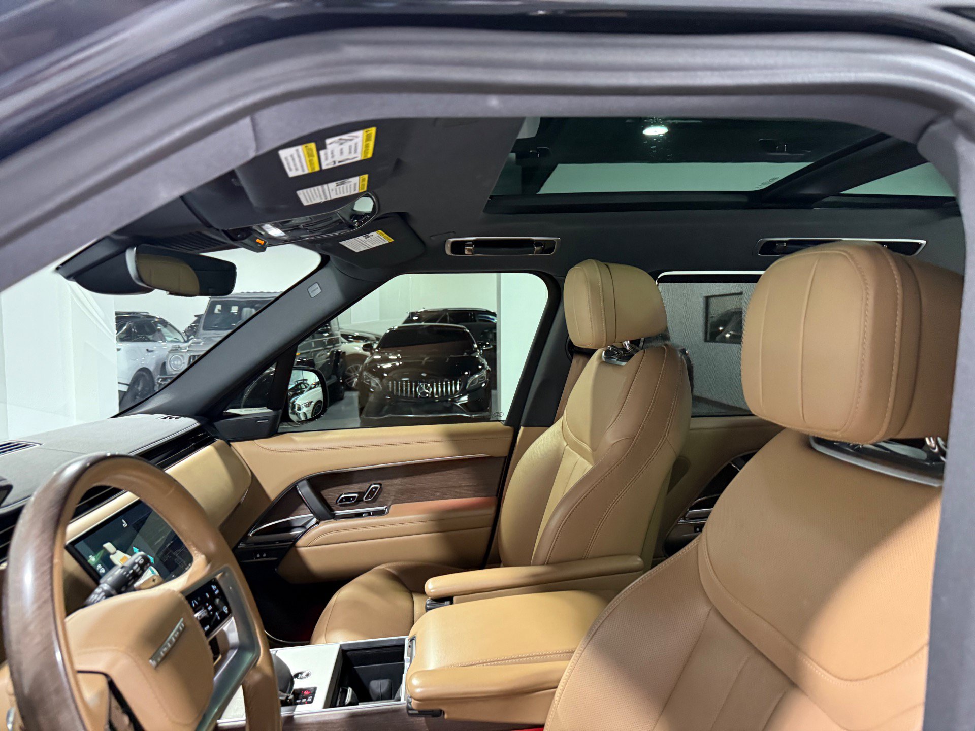 Used 2024 Land Rover Range Rover Long Wheelbase SE AWD/4WD image 23