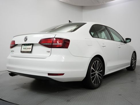 Used 2016 Volkswagen Jetta Sport image 9