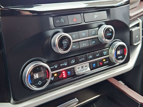 Used 2024 Ford Expedition Limited image 21