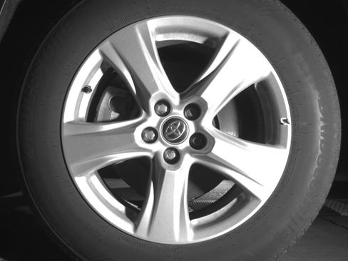 Used 2025 Toyota Highlander LE image 12