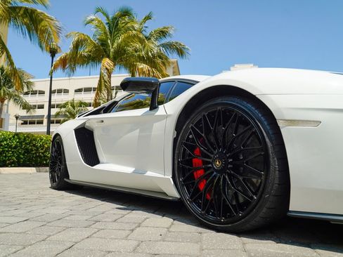 Used 2018 Lamborghini Aventador S image 13
