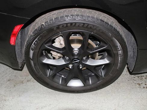 Used 2021 Chrysler Pacifica Touring-L w/ Uconnect Theater Family Group FWD image 4