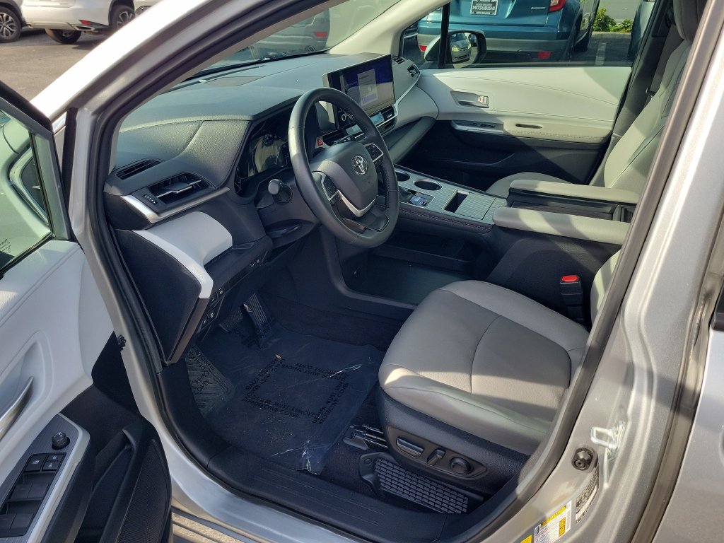 Used 2025 Toyota Sienna XLE FWD image 15