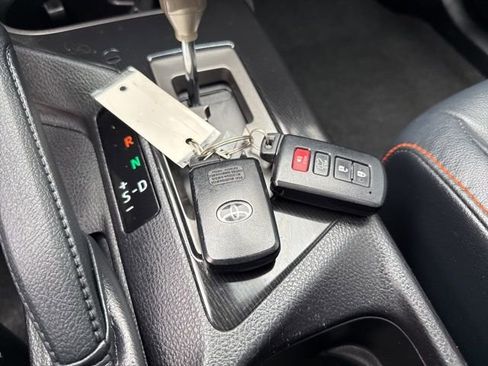 Used 2017 Toyota RAV4 SE image 39