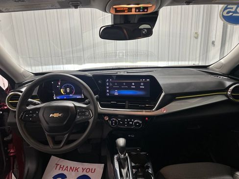 Used 2025 Chevrolet Trax LT FWD image 17