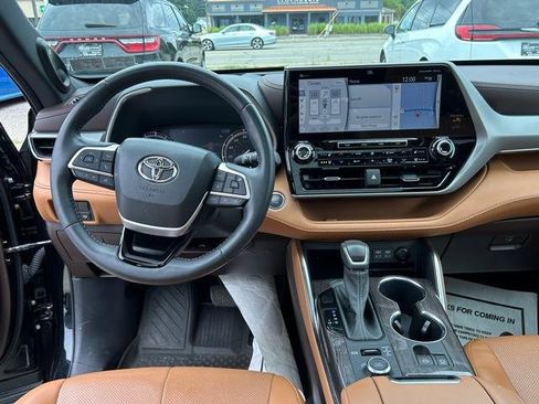 Used 2022 Toyota Highlander Platinum image 16