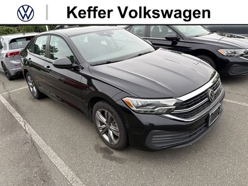 Used 2024 Volkswagen Jetta SE FWD image 3