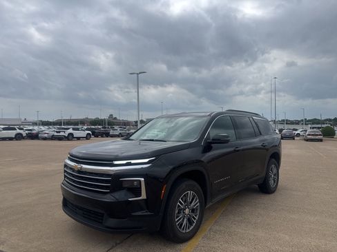 Used 2025 Chevrolet Traverse LT image 7