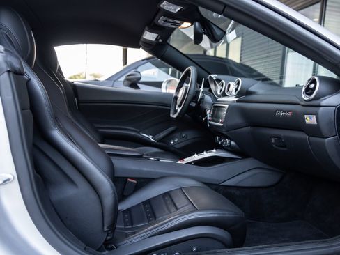 Used 2015 Ferrari California T RWD image 38