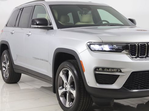 Used 2024 Jeep Grand Cherokee Limited w/ Luxury Tech Group II image 41