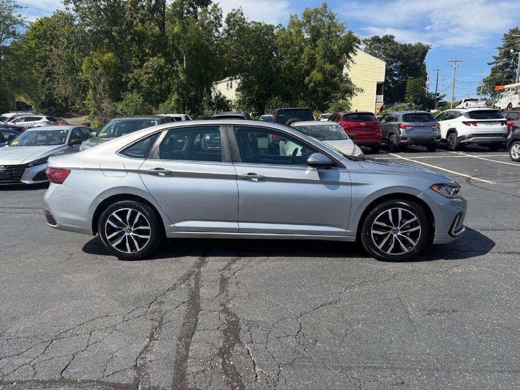Used 2025 Volkswagen Jetta SE FWD image 6