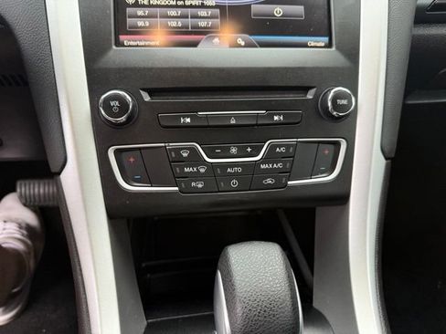 Used 2016 Ford Fusion SE AWD/4WD image 19