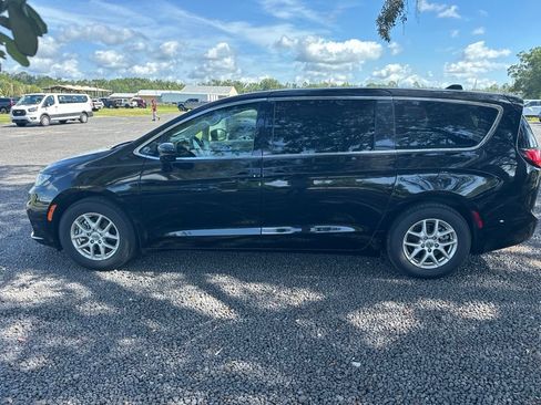 Used 2024 Chrysler Pacifica Touring-L FWD image 2
