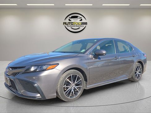 Used 2021 Toyota Camry SE image 3