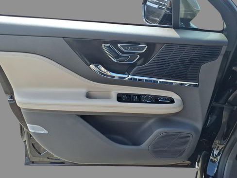 Used 2022 Lincoln Corsair Standard w/ Premium Package image 16