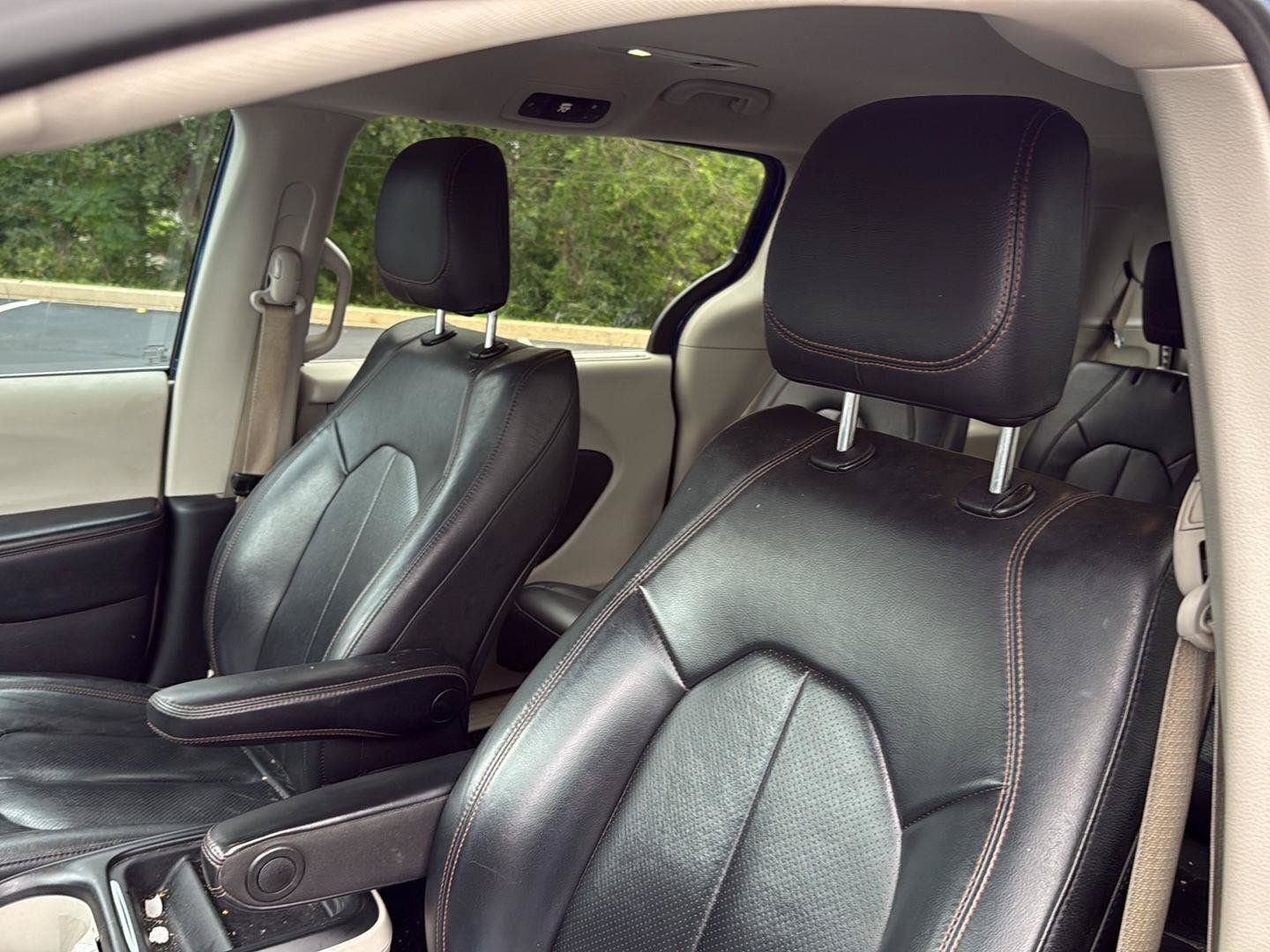 Used 2020 Chrysler Pacifica Touring-L FWD image 9