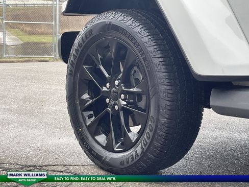 Used 2022 Jeep Wrangler Unlimited Sahara w/ Cold Weather Group image 10