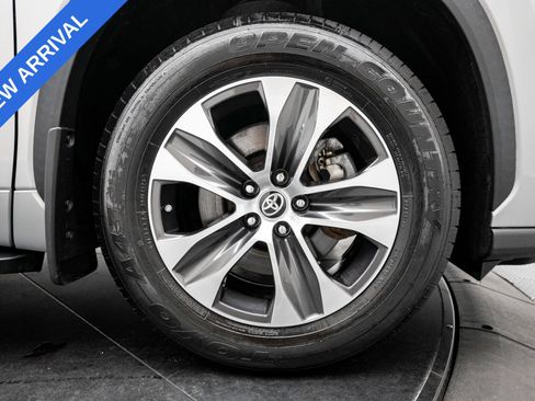 Used 2021 Toyota Highlander XLE AWD/4WD image 28