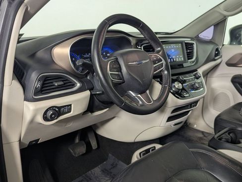 Used 2018 Chrysler Pacifica Touring-L FWD image 13